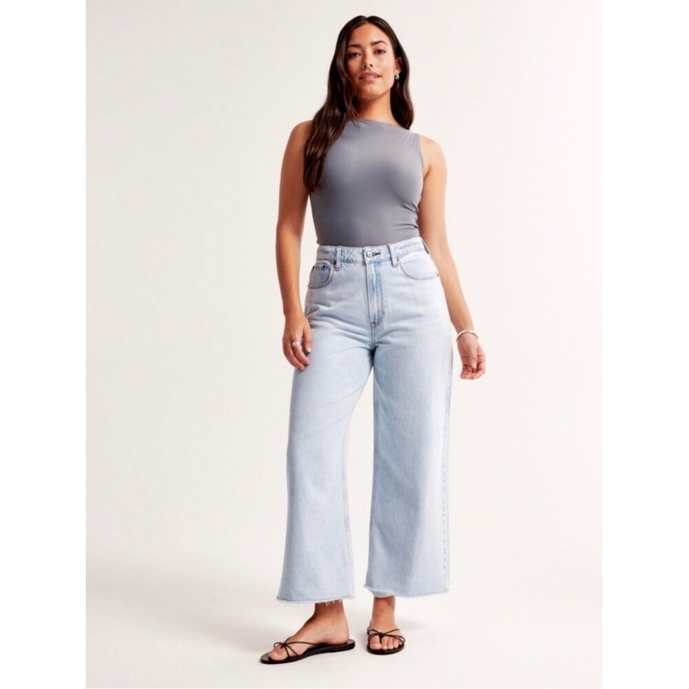 NWT Abercrombie High-Rise Cropped Wide Leg Jeans Light Wash Raw Hem SZ 33 Short